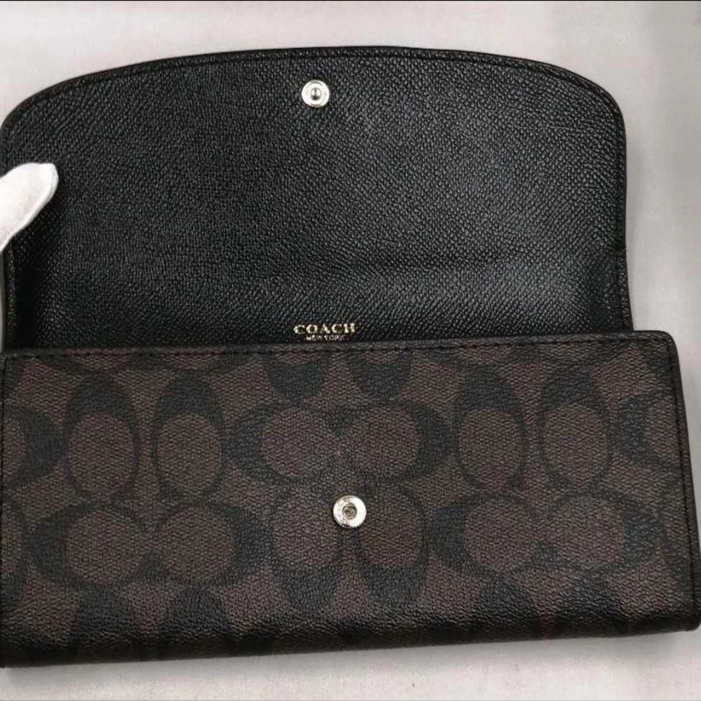 COACH Peyton Signature Slim Envelope Model
F54022 EUC - Picture 8 of 9